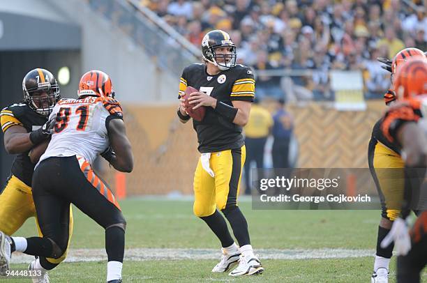 Quarterback Ben Roethlisberger of the Pittsburgh Steelers looks to pass as offensive lineman Willie Colon blocks defensive lineman Robert Geathers of...