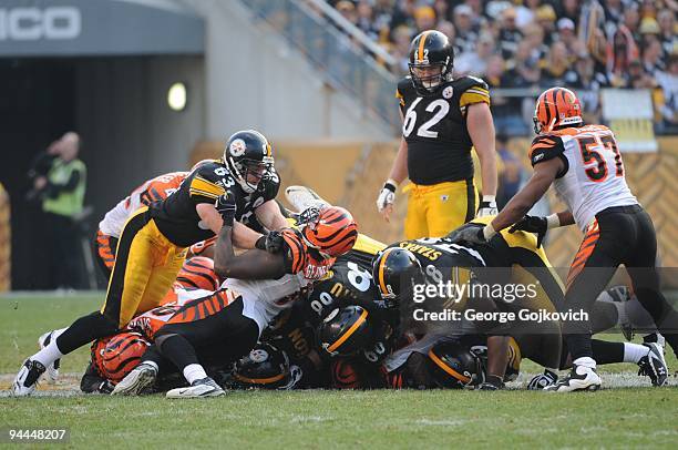 Tight end Heath Miller of the Pittsburgh Steelers blocks defensive lineman Robert Geathers of the Cincinnati Bengals at Heinz Field on November 15,...