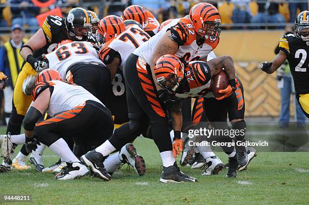 Running back Bernard Scott of the Cincinnati Bengals runs past offensive lineman Nate Livings as Bobbie Williams and Anthony Collins block against...