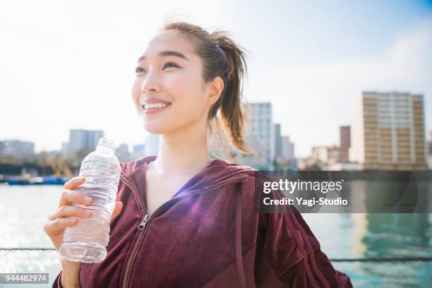 若い女性の飲料水  - 運動　日本人 ストック�フォトと画像