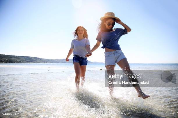 junge freunde genießen ihren sommerurlaub am strand - boyfriend stock-fotos und bilder