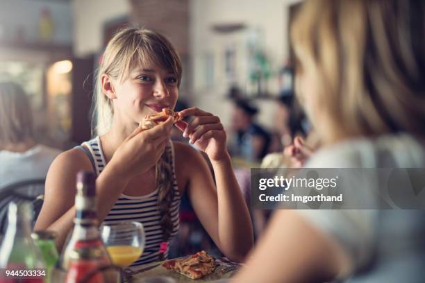 moeder en dochter met pizza in piza restaurant - pizza italy restuarant stockfoto's en -beelden