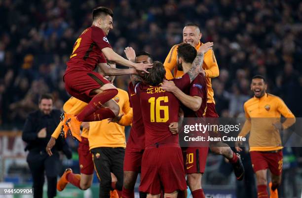 Stephan El Shaarawy, Radja Nainggolan of AS Roma and teammates celebrate the qualification for the semis following the UEFA Champions League Quarter...