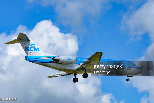klm airlines fokker f70 cityhopper vliegtuig - fokker aircraft stockfoto's en -beelden