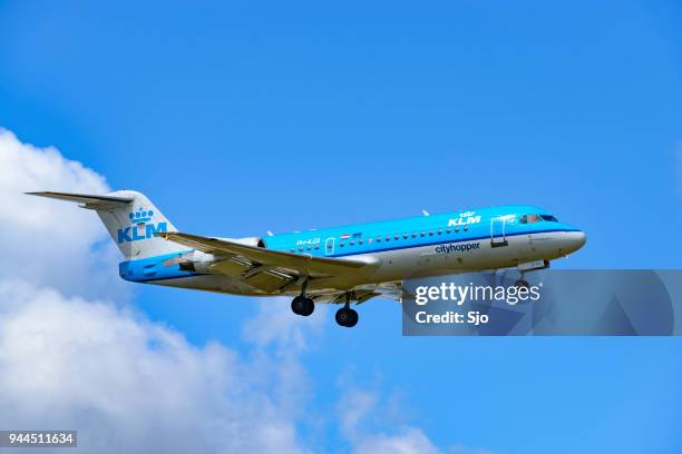 klm airlines fokker f70 cityhopper vliegtuig - fokker aircraft stockfoto's en -beelden