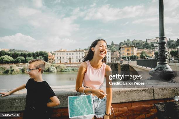 smiling kids visiting florence, italy - italien familie stock-fotos und bilder