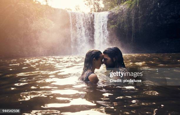 cela ressemble à une journée au paradis - tomber amoureux photos et images de collection