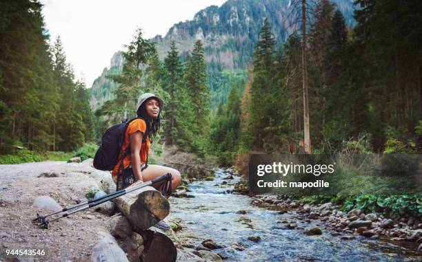 su lugar favorito para caminata a - actitud femenina fotografías e imágenes de stock