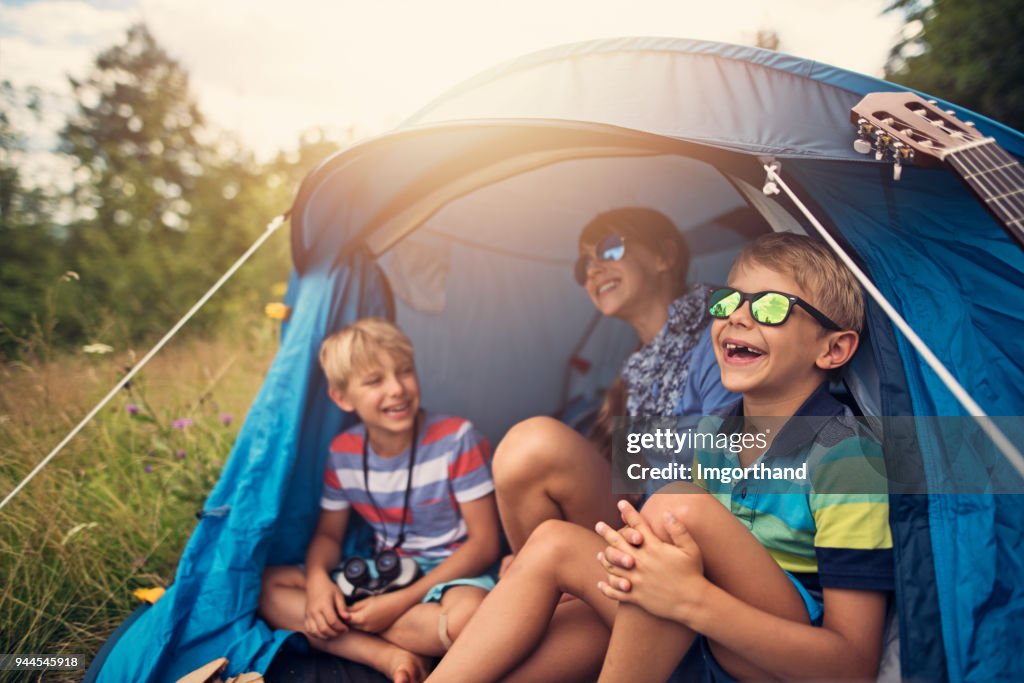 Kinderen plezier kamperen in een tent op de Wei bos