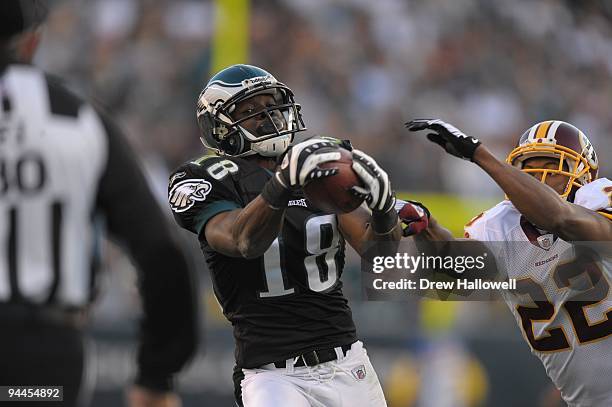 Wide Receiver Jeremy Macklin of the Philadelphia Eagles catches a pass during the game against the Washington Redskins on November 29, 2009 at...