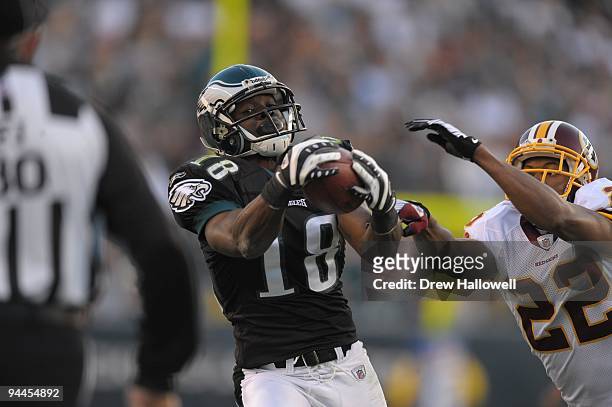Wide Receiver Jeremy Macklin of the Philadelphia Eagles catches a pass during the game against the Washington Redskins on November 29, 2009 at...