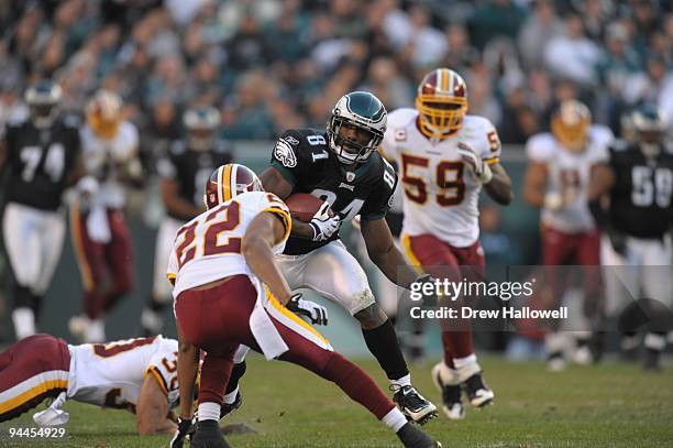 Wide Receiver Jason Avant of the Philadelphia Eagles runs the ball during the game against the Washington Redskins on November 29, 2009 at Lincoln...