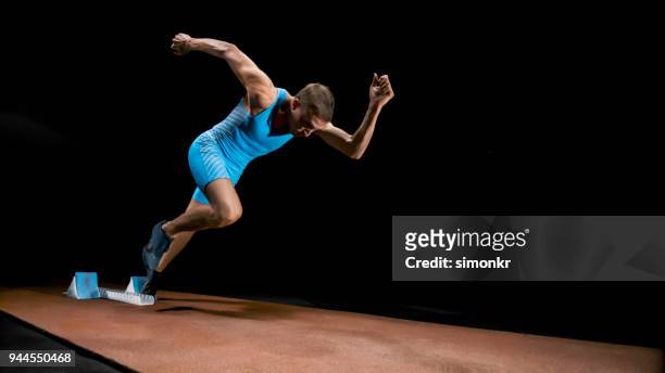 sprinteur masculin laissant starting-blocks - sprint photos et images de collection