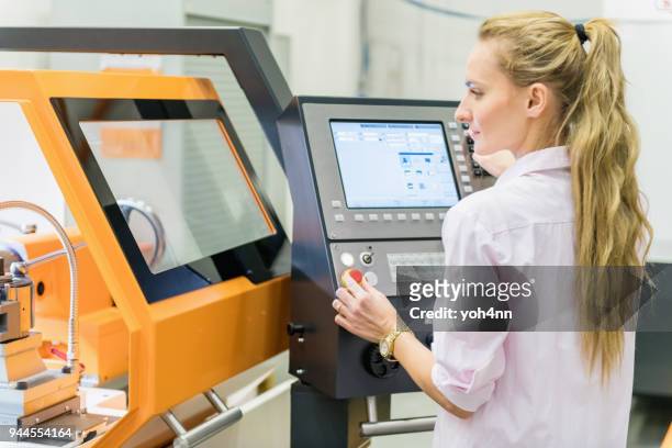 máquina del cnc en fábrica - mechatronics fotografías e imágenes de stock