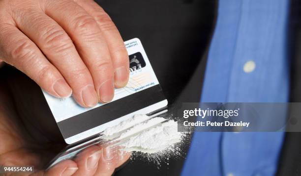 city worker preparing line of cocaine - cocaine stockfoto's en -beelden