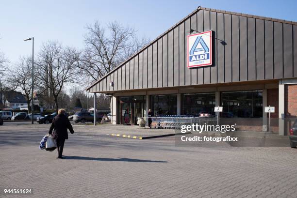 eingang der discounter aldi nord in berlin - aldi stock-fotos und bilder