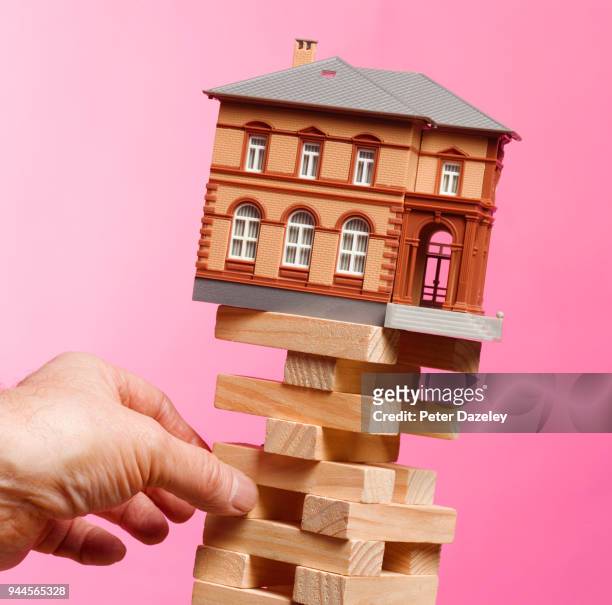 precarious subprime housing market loan crisis - jenga stockfoto's en -beelden