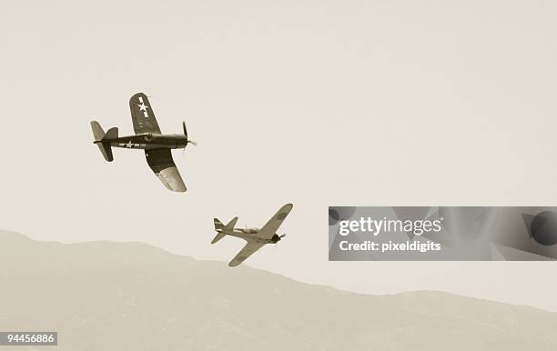 guerra histórias-corsair e zero mix it up - segunda guerra mundial imagens e fotografias de stock