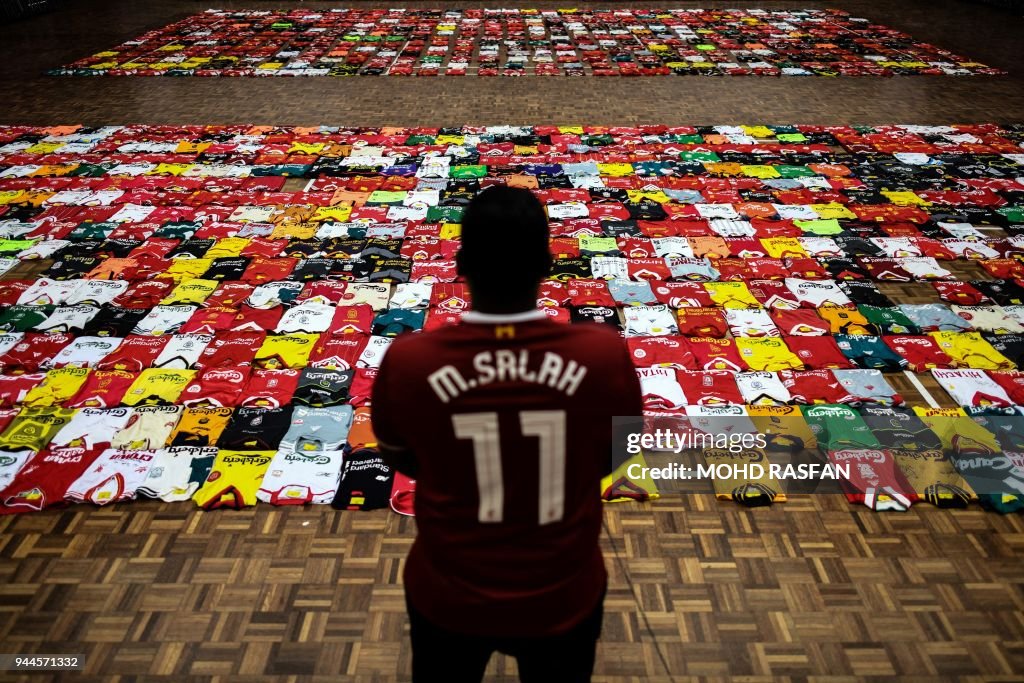 TOPSHOT-MALAYSIA-LIVERPOOL-FAN-RECORD