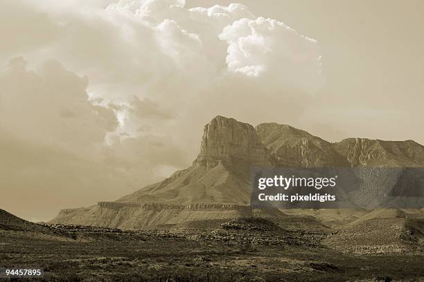 paisaje sepia, característico del sudoeste de los estados unidos. - parque nacional de las montañas de guadalupe fotografías e imágenes de stock