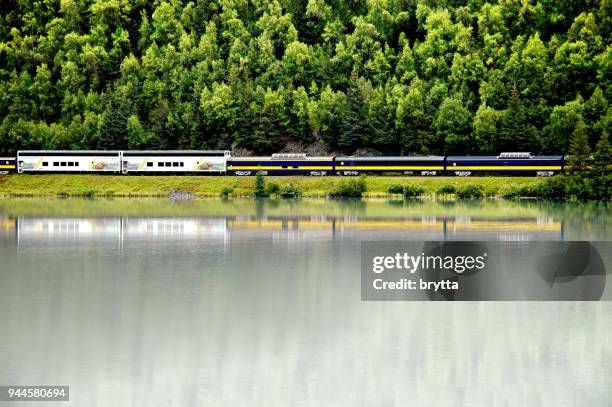 treno alaskan wilderness express - foresta nazionale di chugach foto e immagini stock