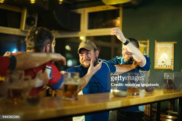mannen vechten in pub - exclusive preview of the steve gleason project in support of the fight against als stockfoto's en -beelden