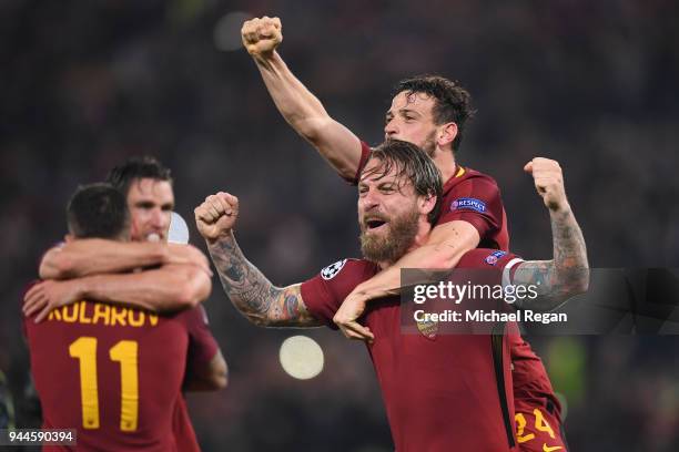 Daniele De Rossi of AS Roma celebrates his sides victory with Alessandro Florenzi of AS Roma after the UEFA Champions League Quarter Final Second Leg...