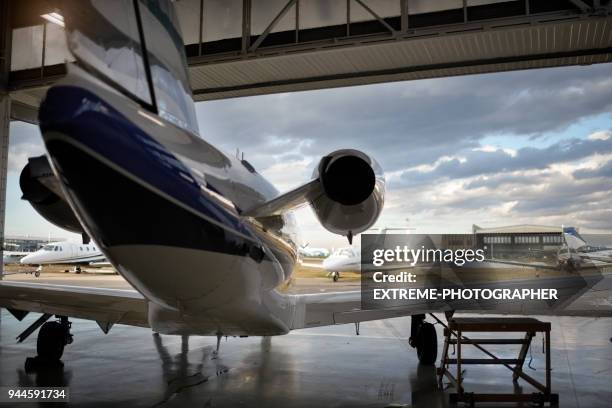 flugzeuge im hangar - flugzeug hangar stock-fotos und bilder