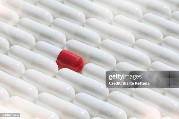 medicine standing out from the crowd - standing out from the crowd (expressão inglesa) imagens e fotografias de stock