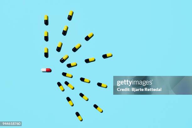 pill being attacked by other drugs - resisent tegen antibiotica stockfoto's en -beelden