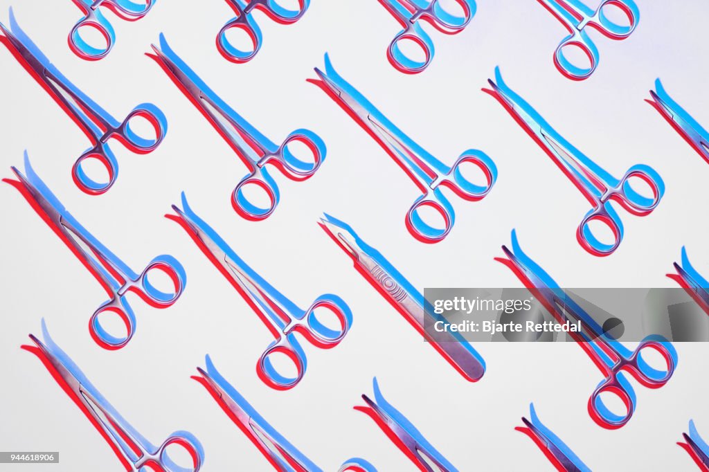 Forceps and a scalpel in pattern