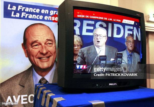 Picture taken 21 April 2002 at French President and presidential candidate Jacques Chirac's campaign headquarters in Paris, of a TV screen showing...