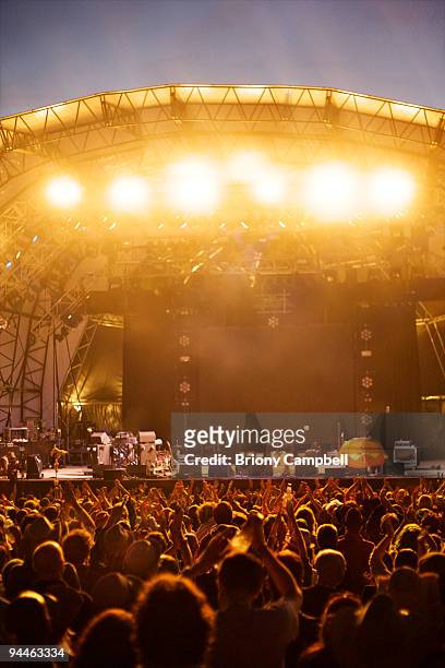 crowd clapping at empty stage - concert foto e immagini stock
