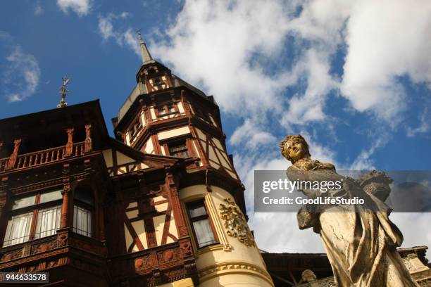 peles kasteel - sinaia stockfoto's en -beelden