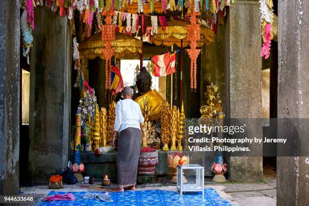 buddha in banteay kdei, angkor - banteay kdei stock pictures, royalty-free photos & images