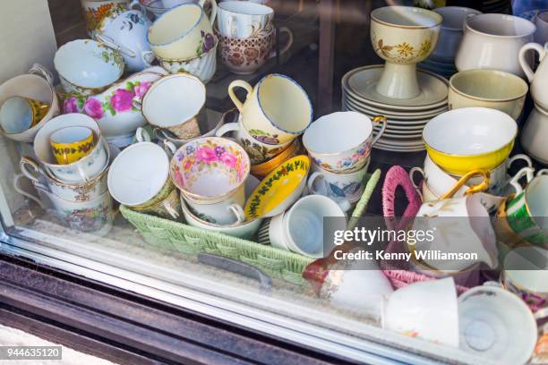 bric-a-brac - kringloopwinkel stockfoto's en -beelden