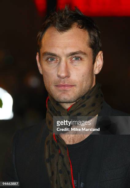 Jude Law attends the World Premiere of Sherlock Holmes at Empire Leicester Square on December 14, 2009 in London, England.