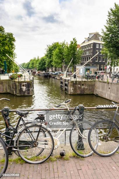 canal bridge with bicycles in amsterdam. - prinsengracht stock pictures, royalty-free photos & images