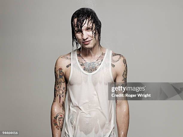 young man being splached by water - cabelo molhado imagens e fotografias de stock