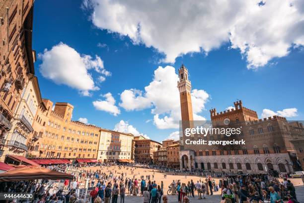 siena - vista grandangolare di piazza del campo - piazze italiane foto e immagini stock