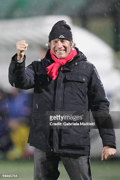 Siena head coach Alberto Malesani celebrates victory after during the Serie A match between Siena and Udinese at Artemio Franchi - Mps Arena on...