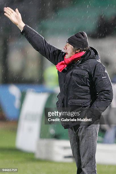Siena head coach Alberto Malesani gestures during the Serie A match between Siena and Udinese at Artemio Franchi - Mps Arena on December 13, 2009 in...