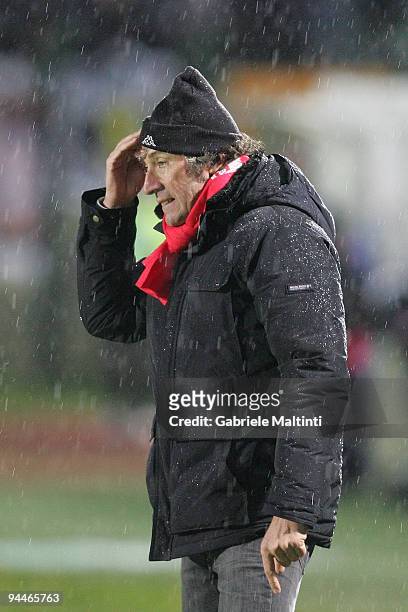 Siena head coach Alberto Malesani looks during the Serie A match between Siena and Udinese at Artemio Franchi - Mps Arena on December 13, 2009 in...