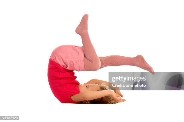 jeune femme de faire un saut périlleux - saut périlleux photos et images de collection