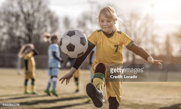 femenino fútbol joven posando para una foto del jugador durante el entrenamiento de fútbol - football training fotografías e imágenes de stock