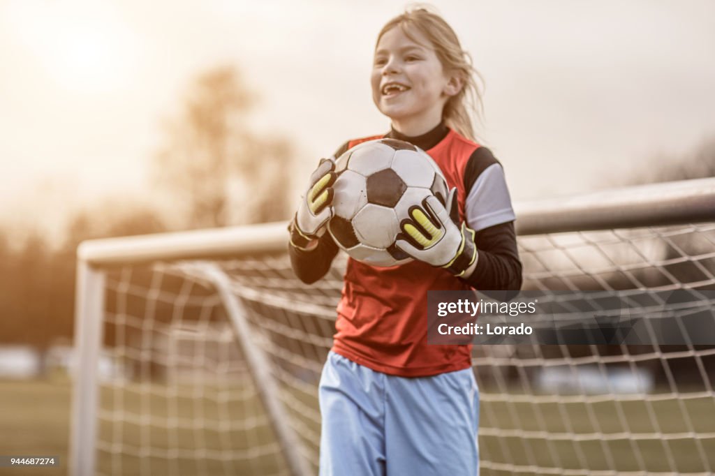 Young Blonde weibliche Fußball Torwart-Mädchen während Fußballtraining