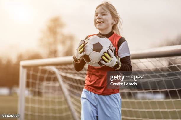 young blonde weibliche fußball torwart-mädchen während fußballtraining - goalie stock-fotos und bilder