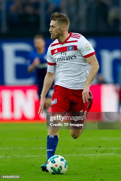 Aaron Hunt of Hamburg controls the ball during the Bundesliga match between Hamburger SV and FC Schalke 04 at Volksparkstadion on April 7, 2018 in...