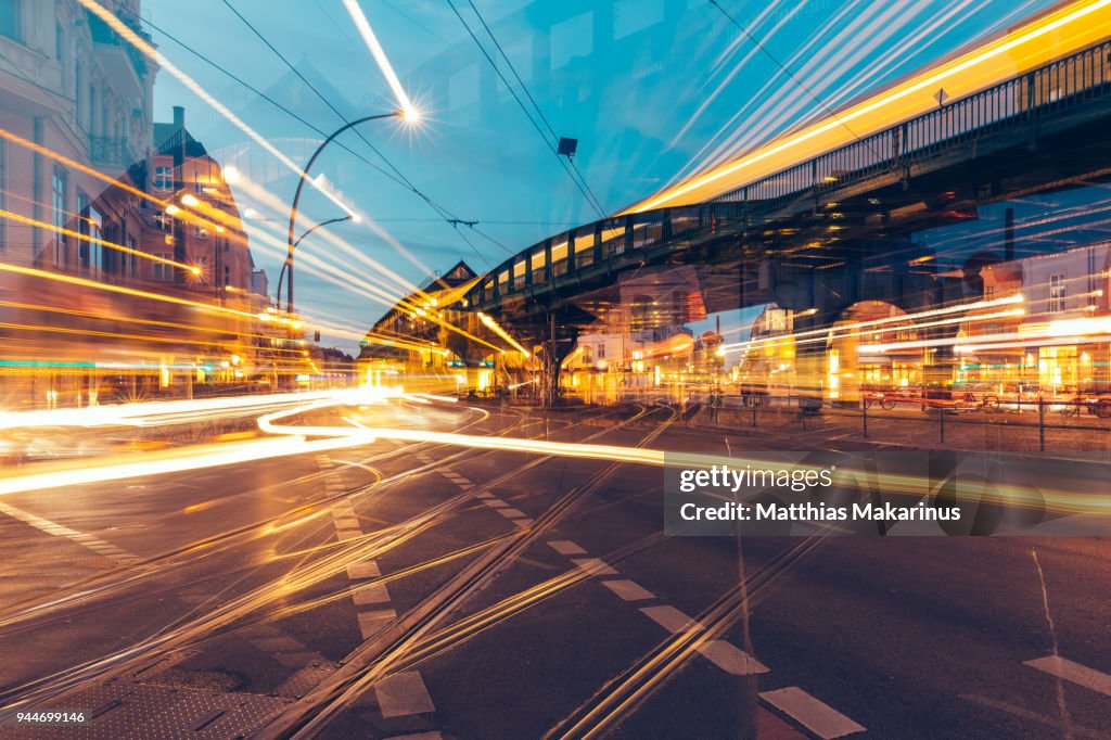 Modern Creative Zoom Rush Hour Night Street Szene in Berlin with Traffic Lights