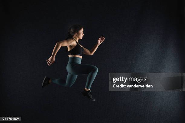 dark-haired dame binnenshuis lopen - vandervelden stockfoto's en -beelden